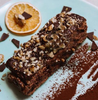 Σοκολατένιο γλυκό με καρύδια και πορτοκάλι
