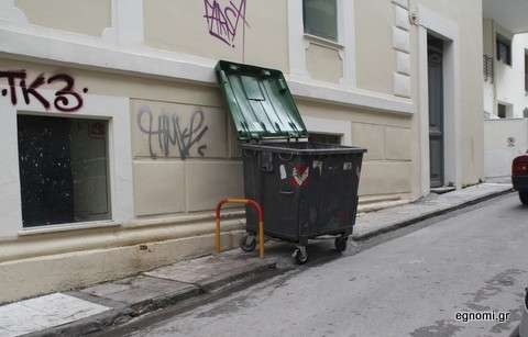 Απέκτησαν κάδο αλλά έχασαν το πεζοδρόμιο
