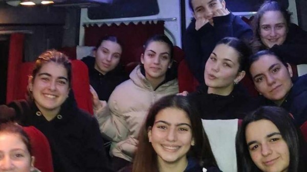 ΟΠΕΧ ΒΟΛΕΪ (Κ18 εκτός συναγωνισμού): Χαρούμενες για τη νίκη με την κατάλληλη ...σέλφι στο πούλμαν της επιστροφής