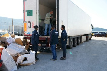 Μια νταλίκα γεμάτη «μαϊμού» προϊόντα