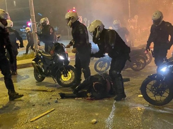 ΒΙΝΤΕΟ ΣΟΚ: Η στιγμή της επίθεσης στον αστυνομικό που τραυματίστηκε