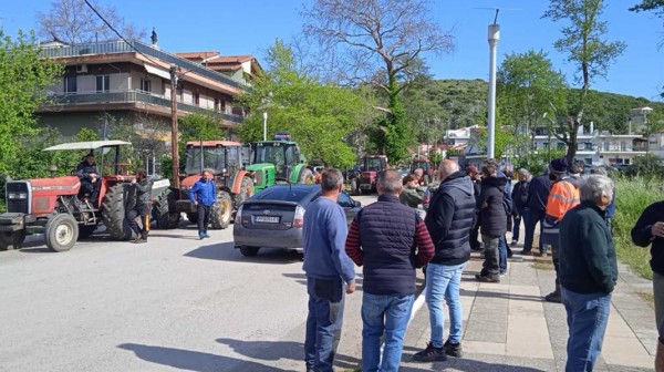 ΜΑΝΤΟΥΔΙ: Οι αγρότες βγήκαν ξανά στον δρόμο με τρακτέρ (VIDEO)
