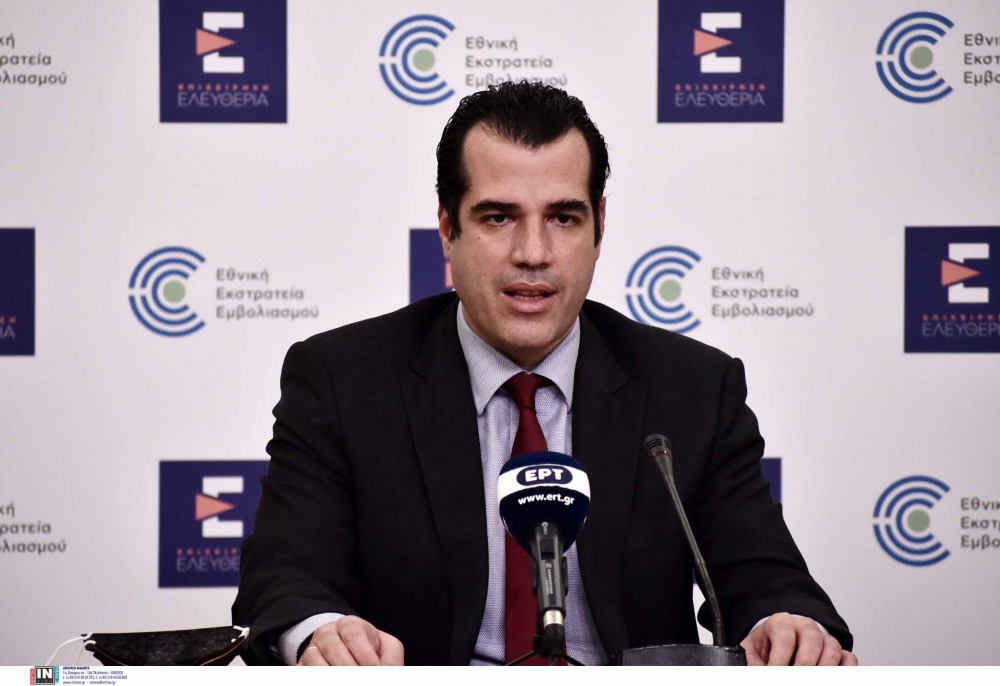 ΚΟΡΩΝΟΪΟΣ: Καταργείται η μάσκα στα καταστήματα - Παραμένει σε νοσοκομεία, γηροκομεία και μέσα μαζικής μεταφοράς