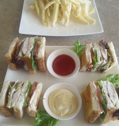 Σάντουιτς με κοτόπουλο και μπέικον