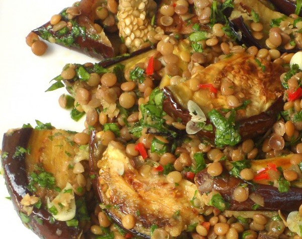 Φακές με μελιτζάνες στη γάστρα