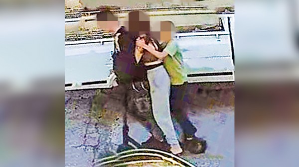 ΛΑΜΨΑΚΟΣ: Τρικάβαλο σε κλεμμένο πατίνι