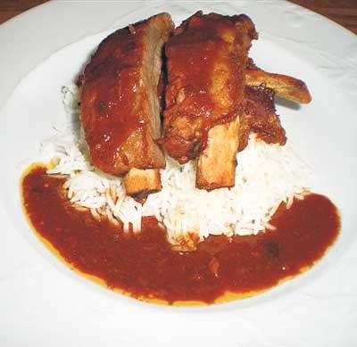 Χοιρινά παϊδάκια σε πικάντικη σάλτσα