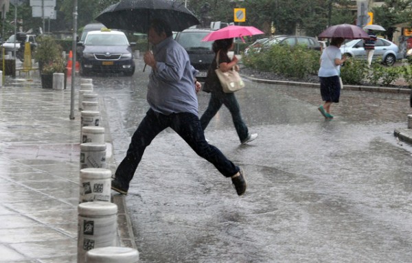 ΚΑΙΡΟΣ: Επιδείνωση με βροχές και καταιγίδες από το πρωί της Τρίτης