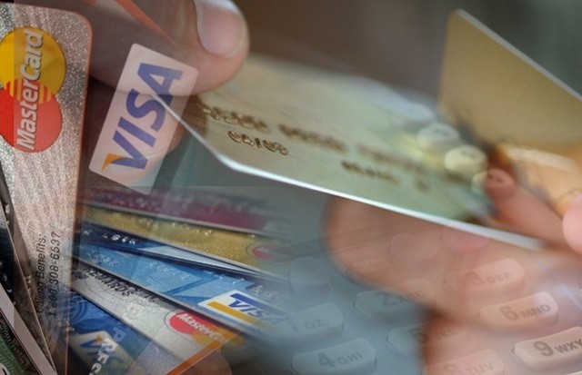 «Κόφτης» και στις συναλλαγές με μετρητά