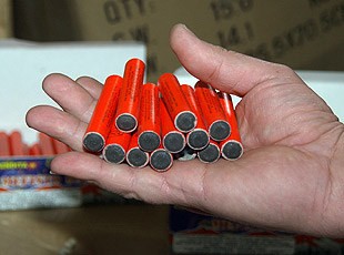 Μακριά από τα παιδιά δυναμιτάκια και βεγγαλικά!