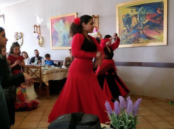 ΑΦΡΑΤΙ: Αποκριάτικος χορός με φλαμένγκο και κλόουν