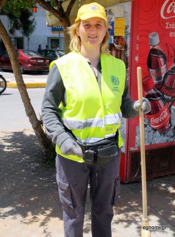 Σκούπισμα κάτω από τον καυτό ήλιο