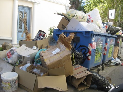 Βουνά τα σκουπίδια στους δρόμους της Χαλκίδας