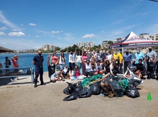 ΛΕΥΚΑΝΤΙ: Εθελοντές καθάρισαν το μικρό λιμάνι, στην ακτή και στο βυθό