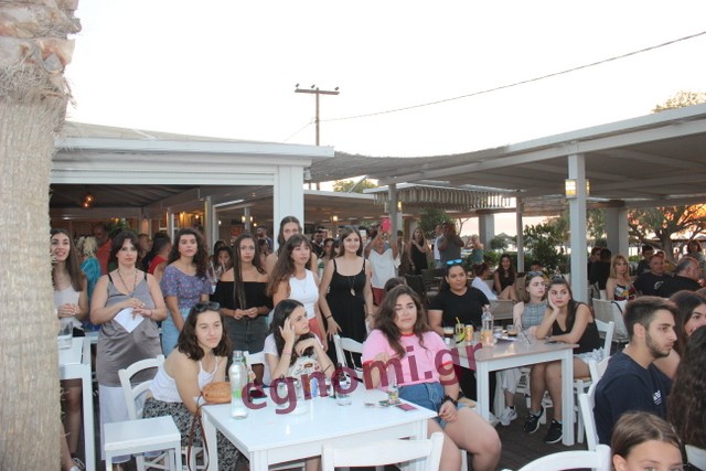 2ο ΛΥΚΕΙΟ ΧΑΛΚΙΔΑΣ: Οι μαθητές τραγούδησαν δίπλα στη θάλασσα