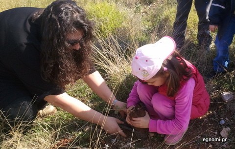 Τα παιδάκια φύτεψαν δενδράκια