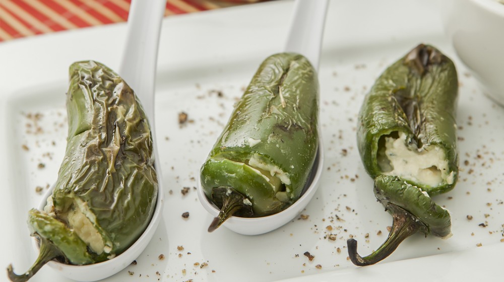 Πιπεριές γεμιστές με τυριά και ζαμπόν