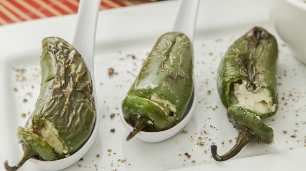 Πιπεριές γεμιστές με τυριά και ζαμπόν