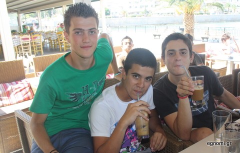 Ελλείψει βιβλίων το έριξαν στο φραπέ!