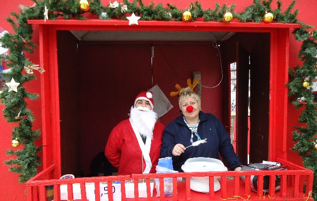 Η...βοηθός του Αη Βασίλη έφτιαχνε μαλλί της γριάς