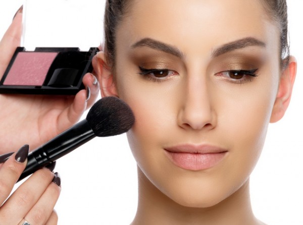 Ρουζ ψηλά στα ζυγωματικά