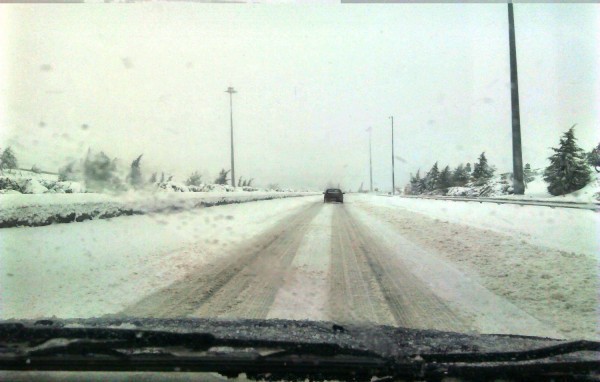 Έκλεισε η εθνική οδός Αθηνών- Λαμίας λόγω χιονιού σε Αφίδνες και Οινόφυτα