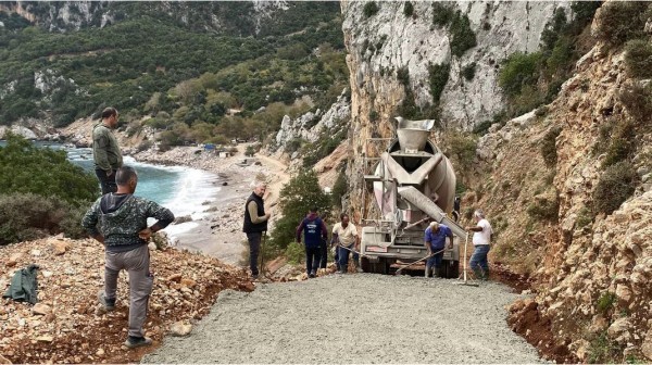 ΒΙΤΑΛΑ ΚΥΜΗΣ: Έπεσε τσιμέντο στο δρόμο για την μαγευτική παραλία Θαψά (φωτό)