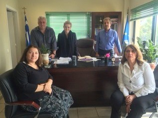 Έκανε δώρο ταξίδι στις Βρυξέλλες σε 12 μαθητές και 4 καθηγητές