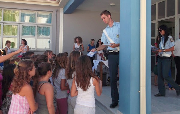 Οι τροχονόμοι μοιράζουν φυλλάδια σε μαθητές και γονείς