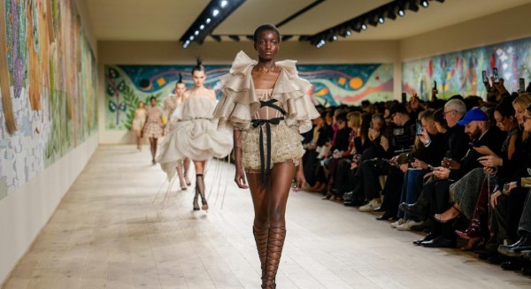 Γεμάτη ρομαντισμό και φαντασία η νέα συλλογή υψηλής ραπτικής του οίκου Dior