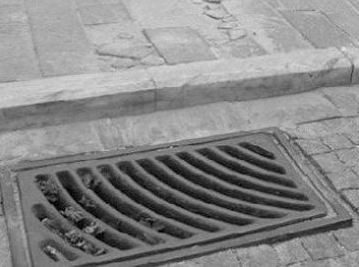 Ξήλωναν τις σχάρες από τα φρεάτια ομβρίων υδάτων