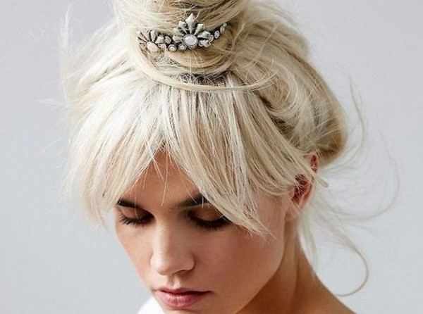 Messy bun: Έτσι θα φτιάξετε το πιο εύκολο hairstyle των γιορτών!