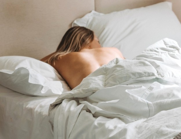 ΝΥΧΤΕΣ ΜΕ ΚΑΥΣΩΝΑ: Τα εύκολα τρικ που θα σε βοηθήσουν να κοιμηθείς