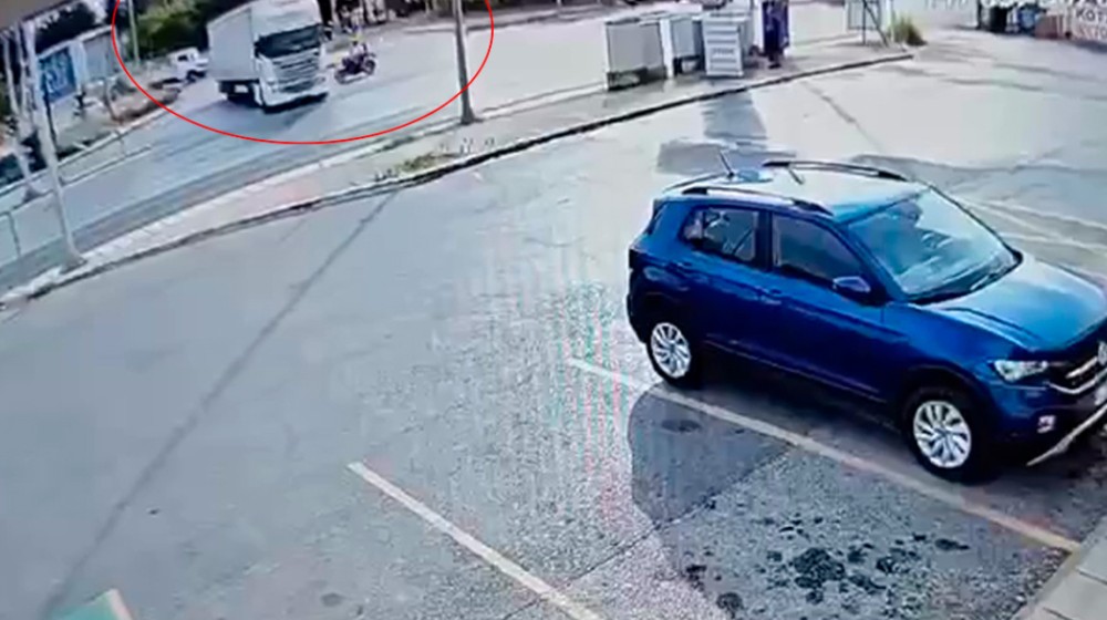 29χρονος δικυκλιστής καρφώθηκε σε νταλίκα και κατέληξε λίγες ώρες αργότερα (VIDEO)