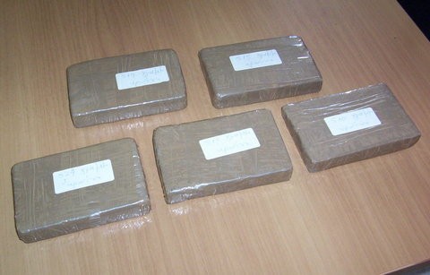 Ο σκύλος μύρισε τα ναρκωτικά στο αυτοκίνητο