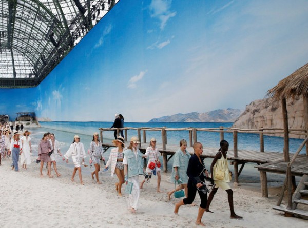 Έστησε ...παραλία στην καρδιά του Παρισιού!