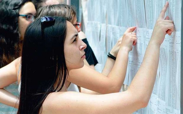 Ανακοινώθηκαν οι βάσεις των πανελλαδικών εξετάσεων