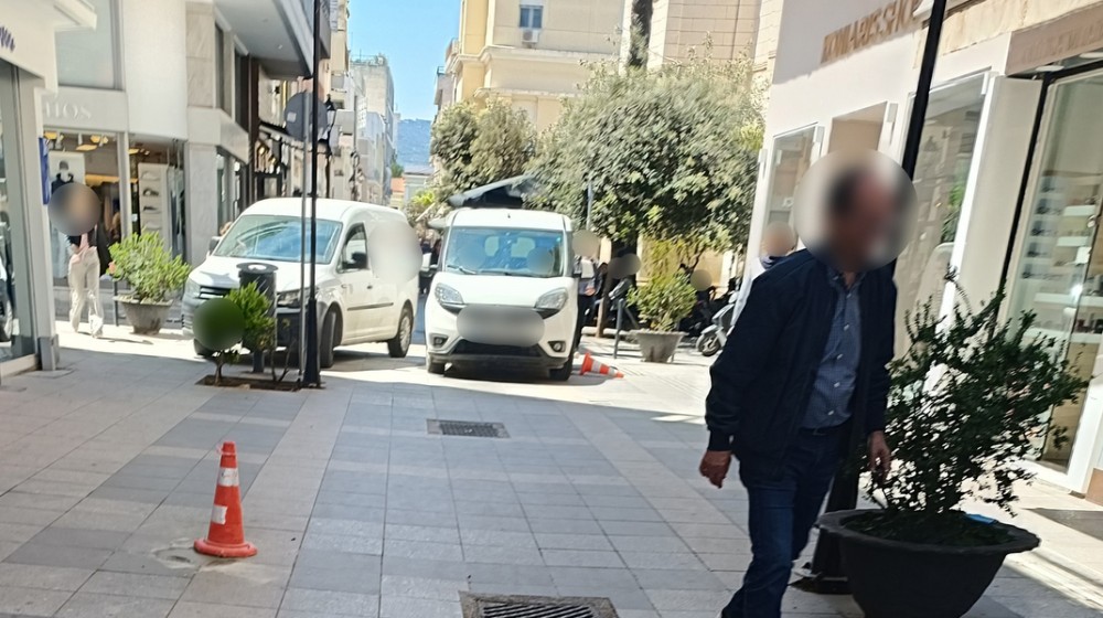 ΧΑΛΚΙΔΑ- ΑΒΑΝΤΩΝ: Επαγγελματικά οχήματα κλείνουν τον πεζόδρομο