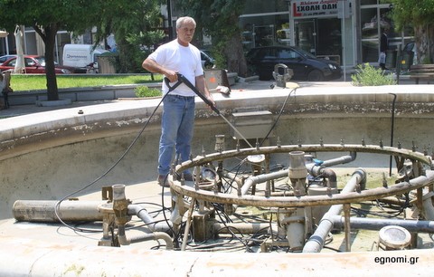 Ο ...Τσακ Νόρις καθαρίζει και συντριβάνια