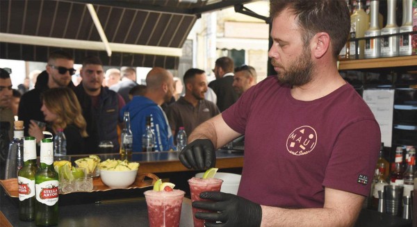 BITTERS CAFE - ΑΛΙΒΕΡΙ: Γίνεται πανικός με τον καφέ και τα κοκτέιλ του!