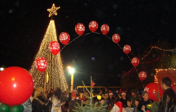 Το δένδρο άναψε στην Αμάρυνθο