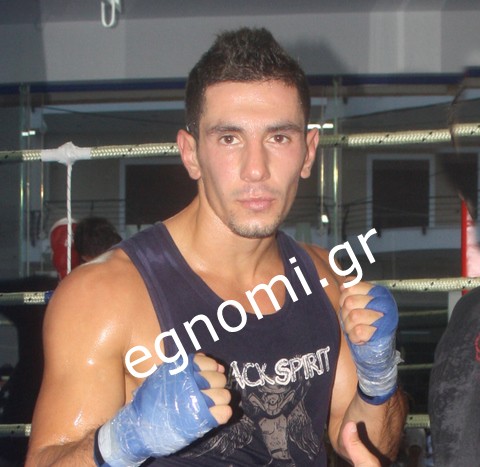 Οι γροθιές του Μελέτη γονάτισαν τον αντίπαλο