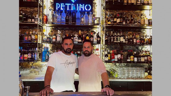 ΠΕΤΡΙΝΟ 1887 CAFE: Πετυχημένες βραδιές δίπλα στο λιμάνι της Κύμης