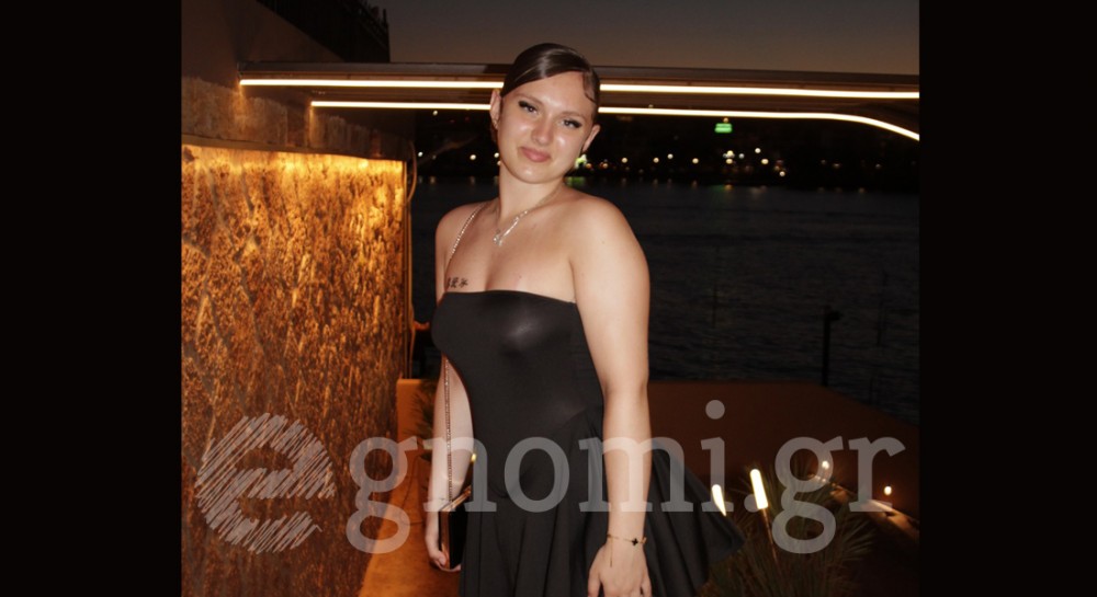 Αγαπάει τα μίνι φορέματα και την .. αγαπούν και αυτά!