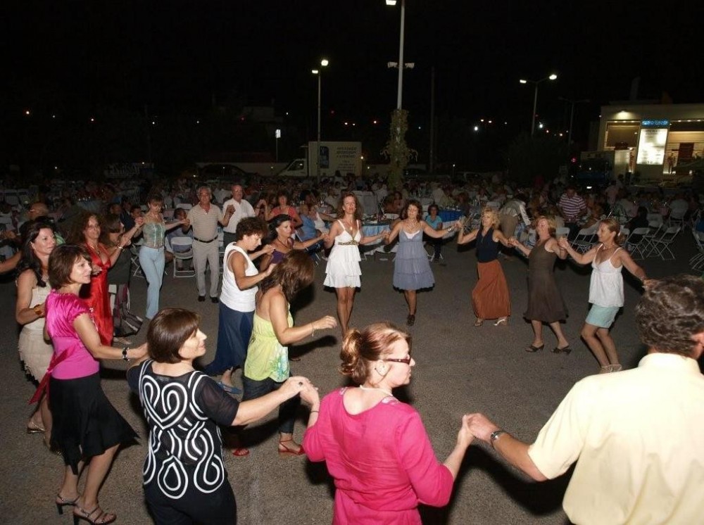 Ξαναζωντανεύει με λαϊκό γλέντι