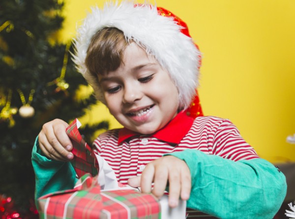 Παιδιά ...και τα δώρα των Χριστουγέννων!
