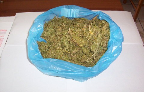 Έκρυψαν σε οικόπεδο αυτή τη σακούλα με το χασίς (φωτό)