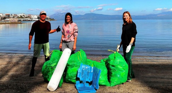 Εθελοντές καθάρισαν την πλαζ Σουβάλα στη Χαλκίδα
