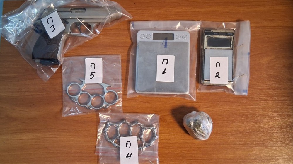 ΧΑΛΚΙΔΑ: Συνελήφθη Έλληνας γιατί είχε στο σπίτι του όπλα και χασίς (φωτό)