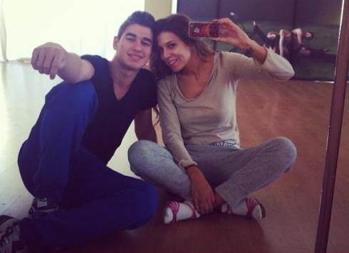 Φόρεσε πέδιλο με άσπρη κάλτσα!